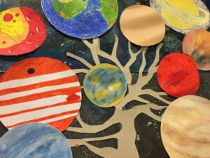 Stromy života – výtvarné práce dětí ze ZŠ Na Smetance